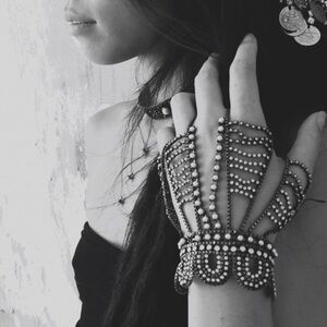 Lionette Coltrane Hand Bracelet Glove